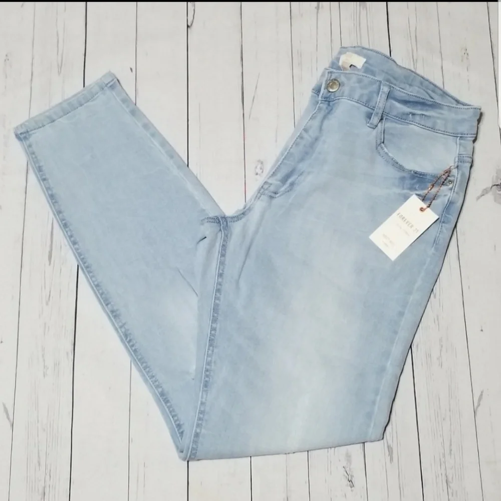 FOREVER 21 Mid Rise Light Denim Skinny Jeans - Picture 2 of 8